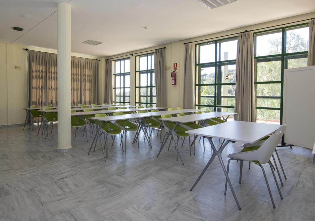 sala konferencyjna ze stołami, krzesłami i oknami w obiekcie Albergue Inturjoven Algeciras-Tarifa w mieście Algeciras