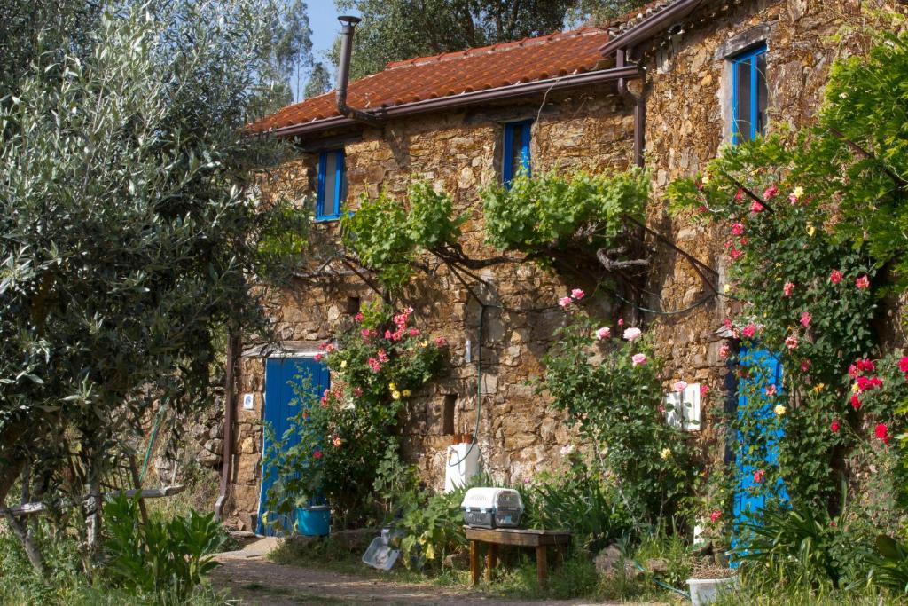 una vecchia casa in pietra con una porta blu di Cottage Vivenda Festina Lente a Figueiró dos Vinhos