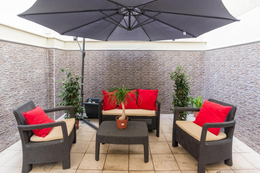 Część wypoczynkowa w obiekcie MABB-Quiet Apt With Private Patio Walking Distance To Downtown