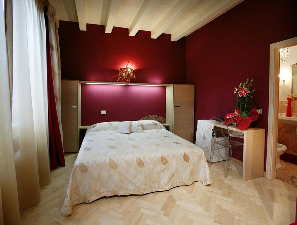 1 dormitorio con cama y pared púrpura en Residenza San Faustino, en Verona