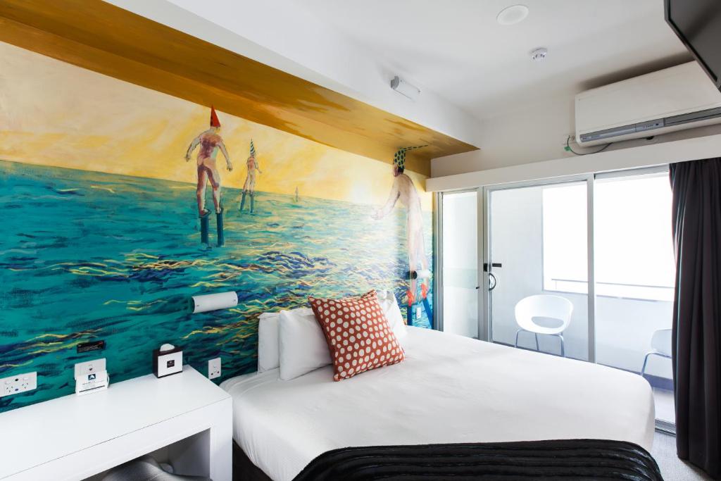 1 dormitorio con una gran pintura en la pared en Majestic Minima Hotel en Adelaida
