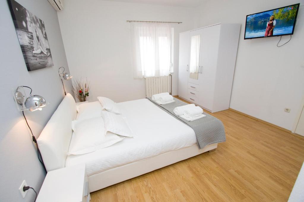 Posteľ alebo postele v izbe v ubytovaní Apartment Glavina with heated pool