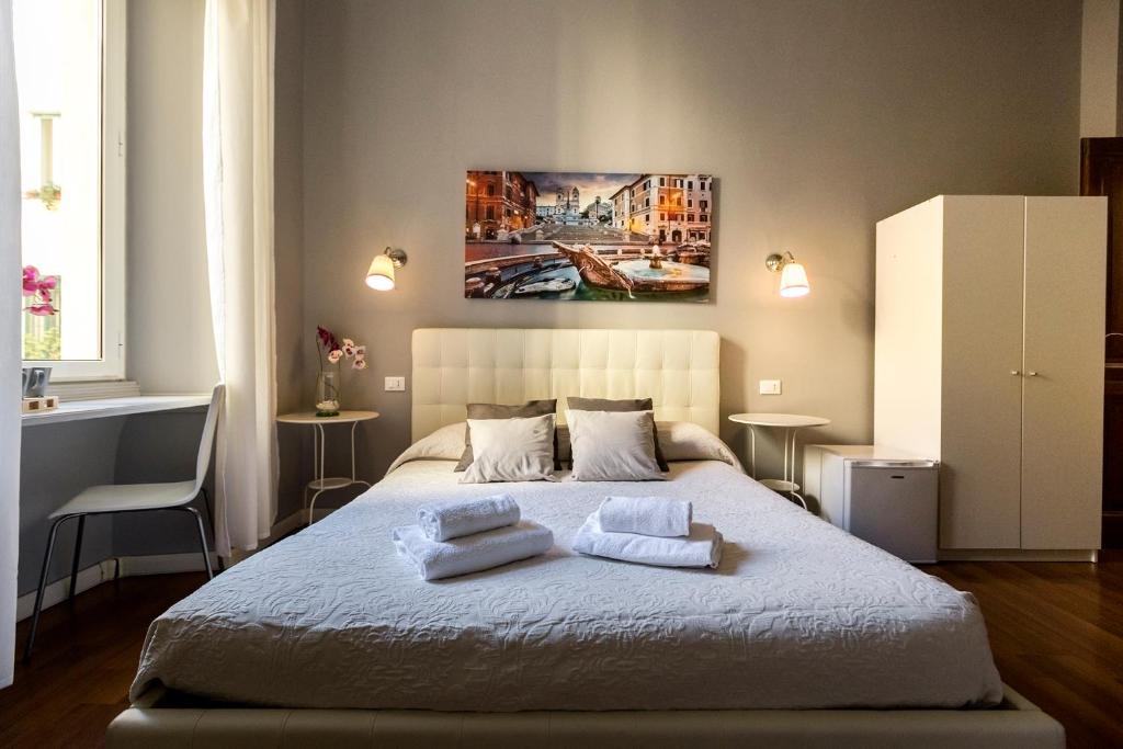 een slaapkamer met een groot bed en handdoeken bij Dulcis In Fundo b&b in Rome