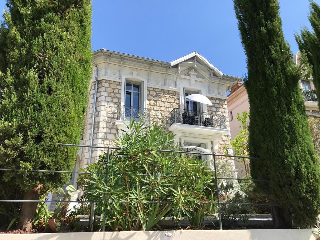 una casa in pietra con finestra e balcone di Villa le Nid a Nizza