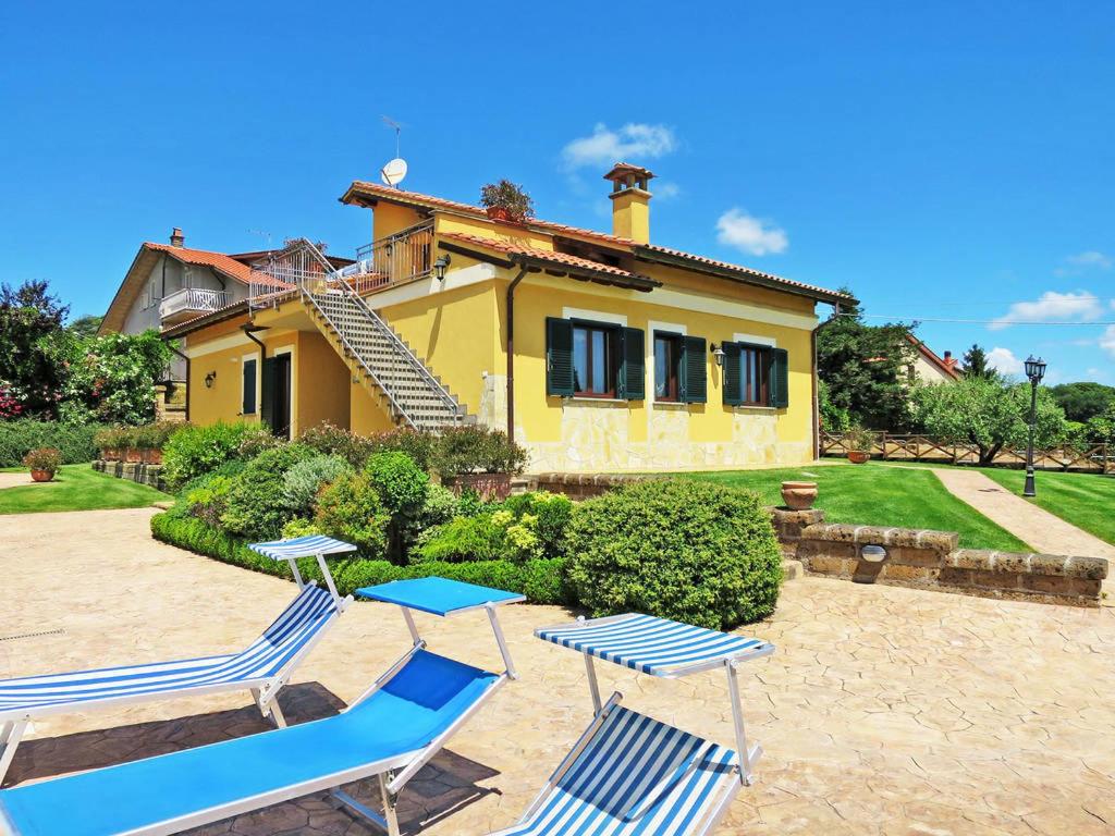 uma casa com duas cadeiras azuis e uma casa em Recidence L' Infinito em Carbognano