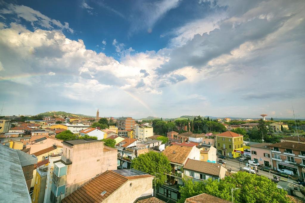 Nespecifikovaný výhled na destinaci Cattolica nebo výhled na město při pohledu z hotelu