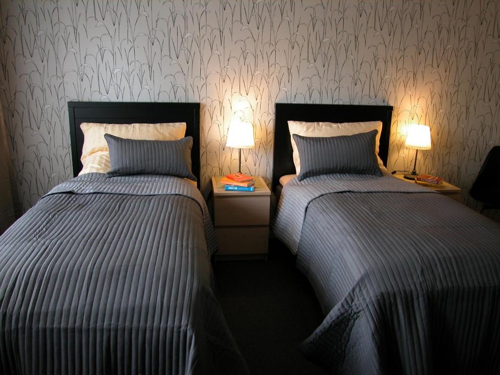 EkshäradにあるCafè Bistro Moccacinoのベッド2台が隣同士に設置された部屋です。