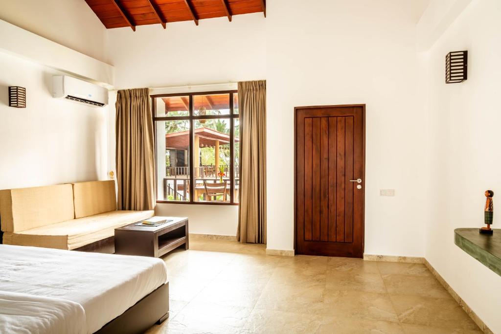 Green Parrot Beach Resort - 10