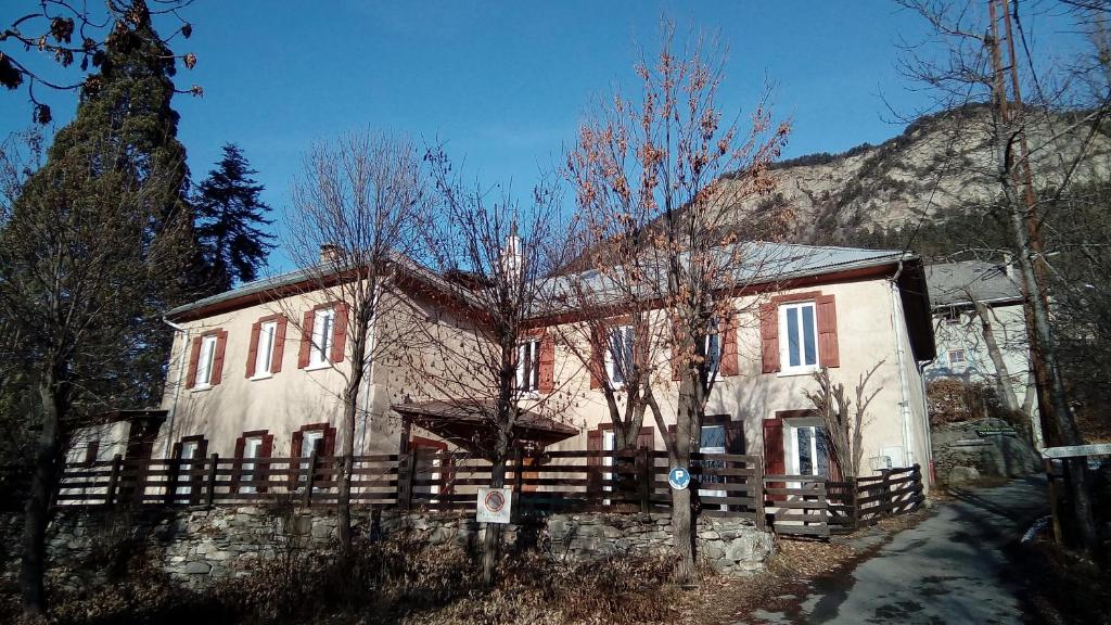 若西耶的住宿－Maison familiale des Gueyniers，山前有围栏的老房子