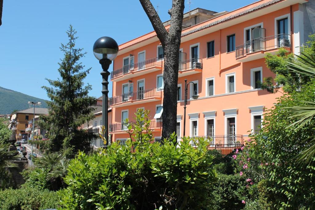 un edificio naranja con luz de la calle y plantas en Hotel La Villa, en Ceccano