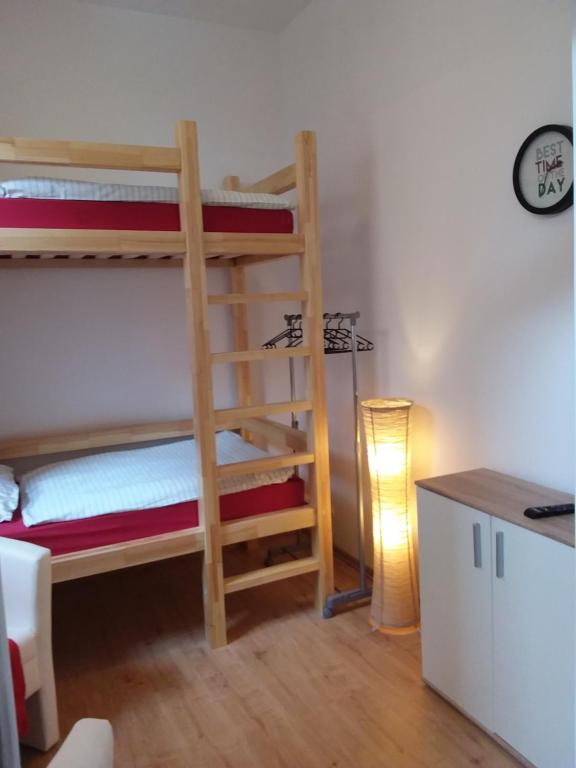 Zimmer mit 2 Etagenbetten und einer Lampe in der Unterkunft Living in the Box in Berlin