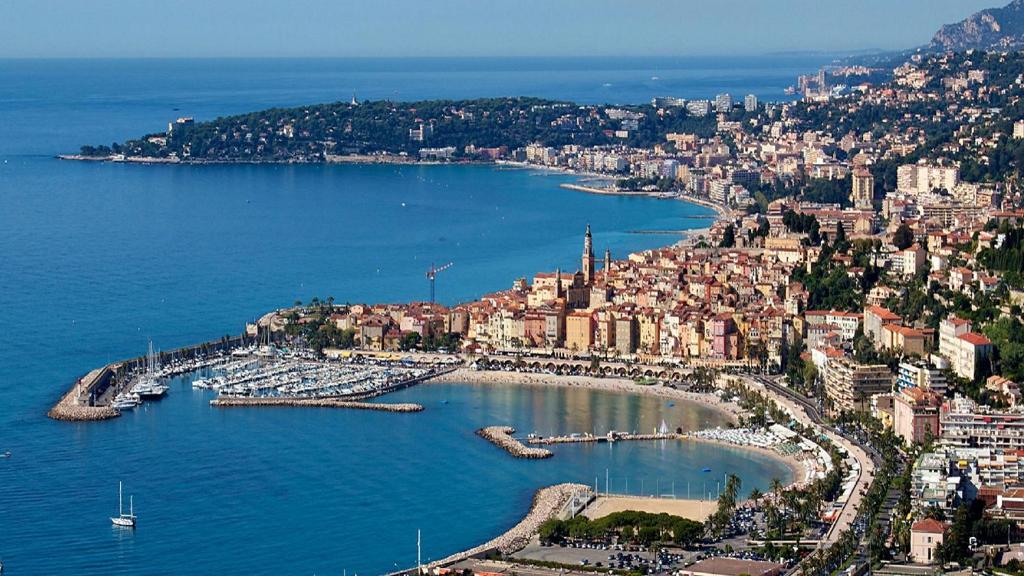 Una vista aérea de un puerto con barcos en el agua. en villa Gaby-chambres, en Menton