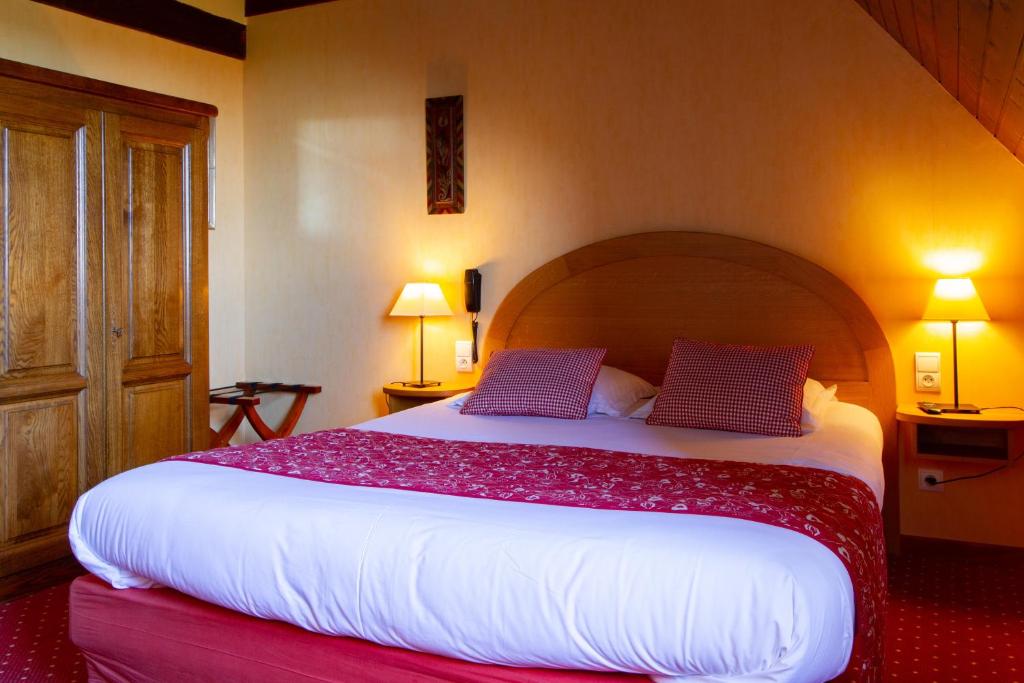Postel nebo postele na pokoji v ubytování Hotel Restaurant Faller Emmebuckel