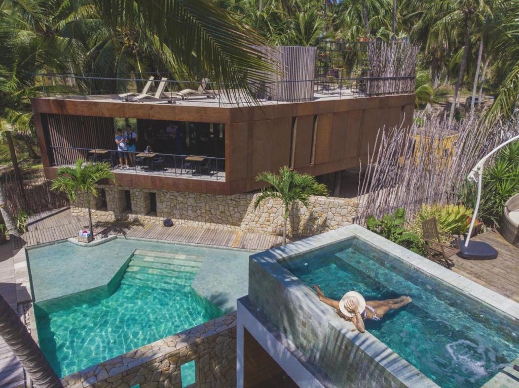 una vista aérea de una piscina con una casa en Pedras Do Patacho Hotel Boutique Experience, en Porto de Pedras