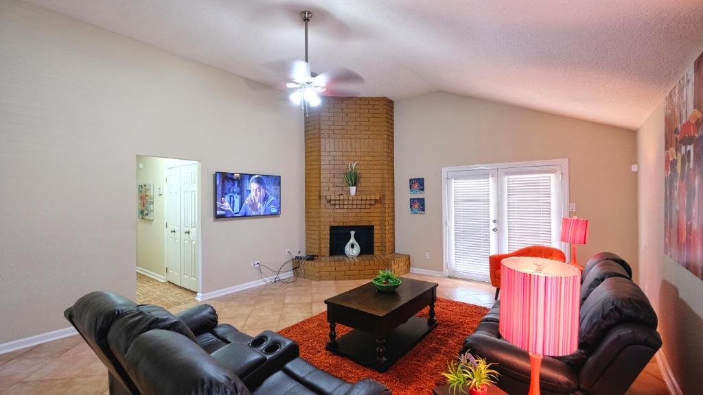 een woonkamer met lederen meubels en een open haard bij Energy Corridor, Sugar Land, Hwy 6, Memorial Hospital - Loma Paseo in Houston