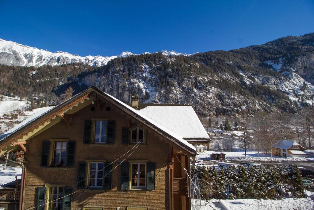 Nespecifikovaný výhled na hory nebo výhled na hory při pohledu z hotelu