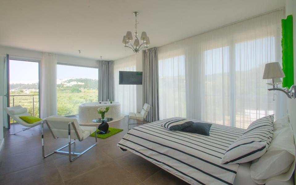 sypialnia z łóżkiem, stołem i krzesłami w obiekcie Max Luxury Suite - Servizio Spiaggia Inclusa w mieście Peschici