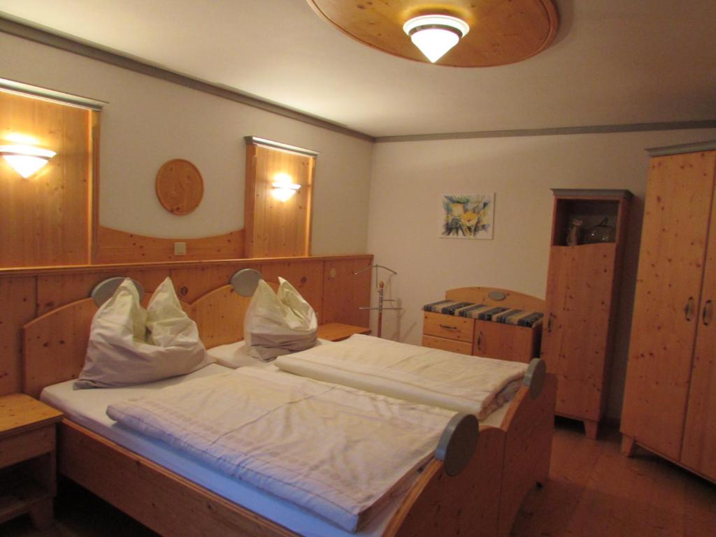 ein Schlafzimmer mit einem großen Bett in einem Zimmer in der Unterkunft Arkadenhof Fam. Schneider in Eichenbrunn