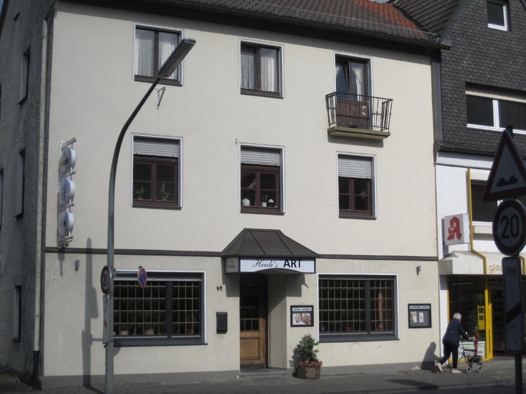 un edificio blanco en la esquina de una calle en Heidi's ART, en Arnsberg