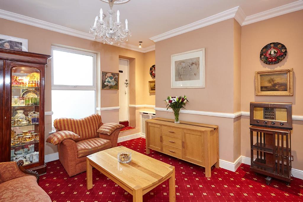 Χώρος καθιστικού στο Uppercross House Hotel