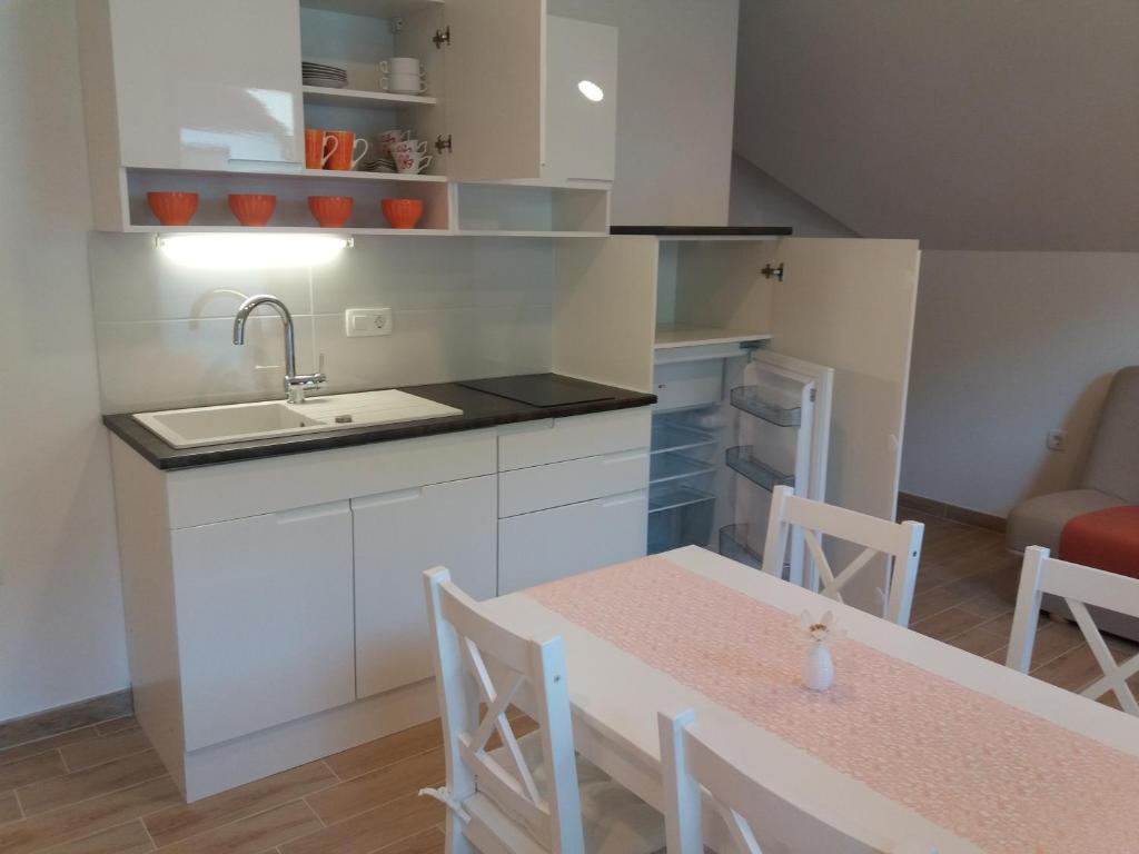 Kuchyň nebo kuchyňský kout v ubytování APARTMA BREMEC-STUDIO