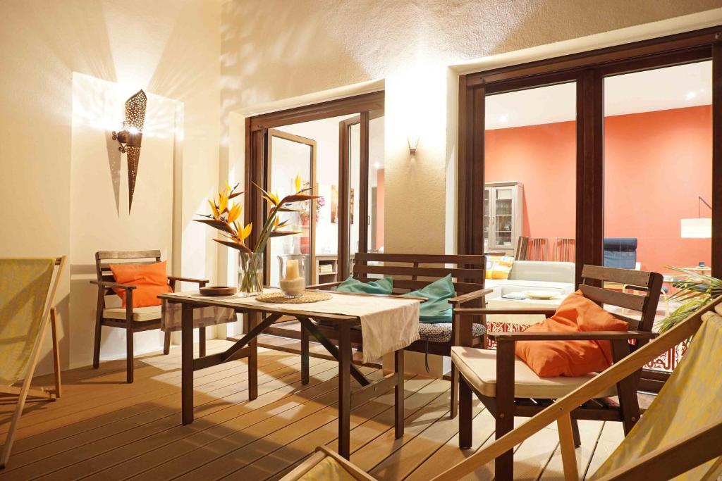 マラガにあるAppartment Pinarのリビングルーム(ダイニングルームテーブル、椅子付)