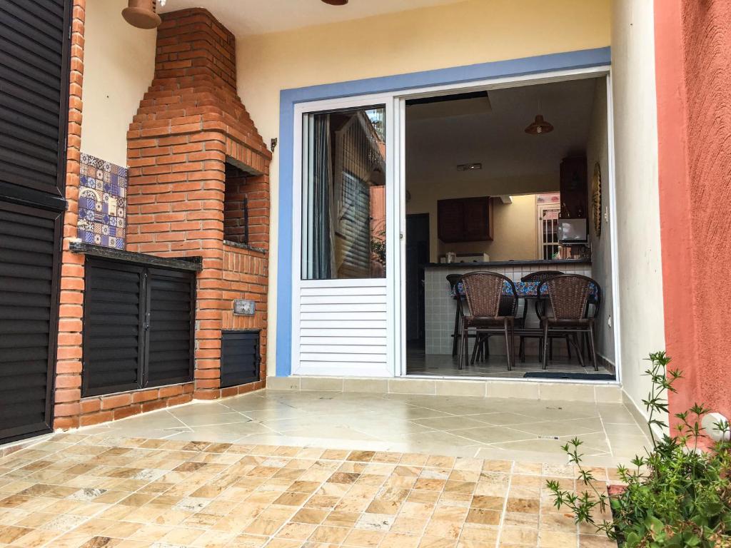 an open door of a house with a table and chairs at Seo Chico Sobradinho in São Sebastião