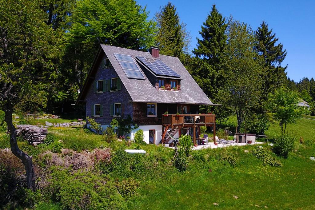 ein Haus mit einem Dach mit Sonnenkollektoren darauf in der Unterkunft Ferienhaus "Am Wäldle" in Feldberg