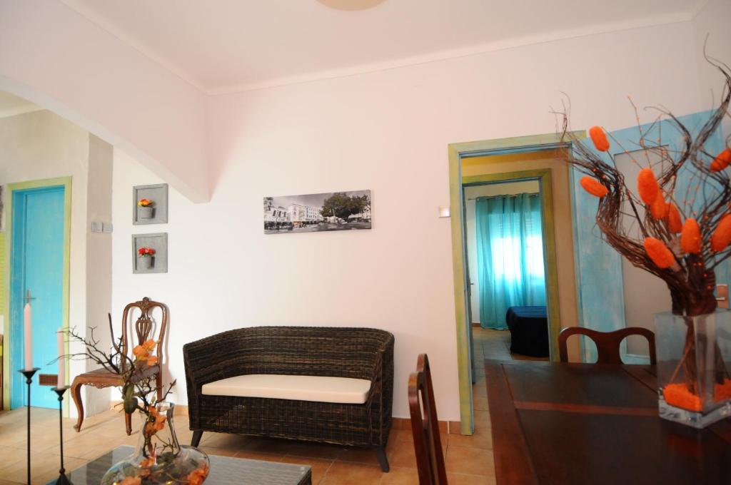 - un salon avec un canapé et une table dans l'établissement Rossio, à Albufeira