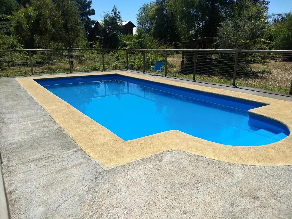 The swimming pool at or close to Cabañas La Viña