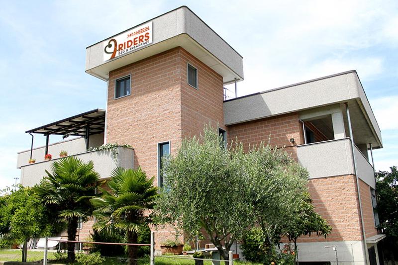 The building in which a panziókat is located