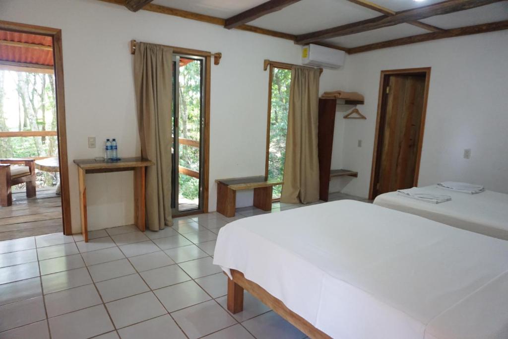 Postel nebo postele na pokoji v ubytování Hotel Cabañas Safari