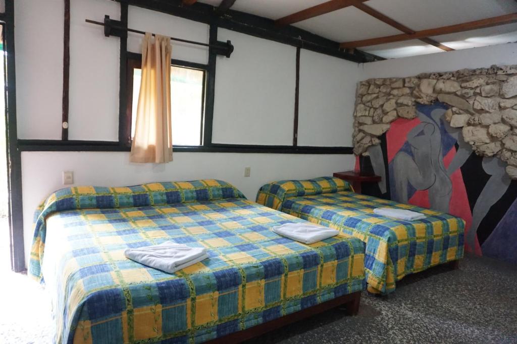 Postel nebo postele na pokoji v ubytování Hotel Cabañas Safari