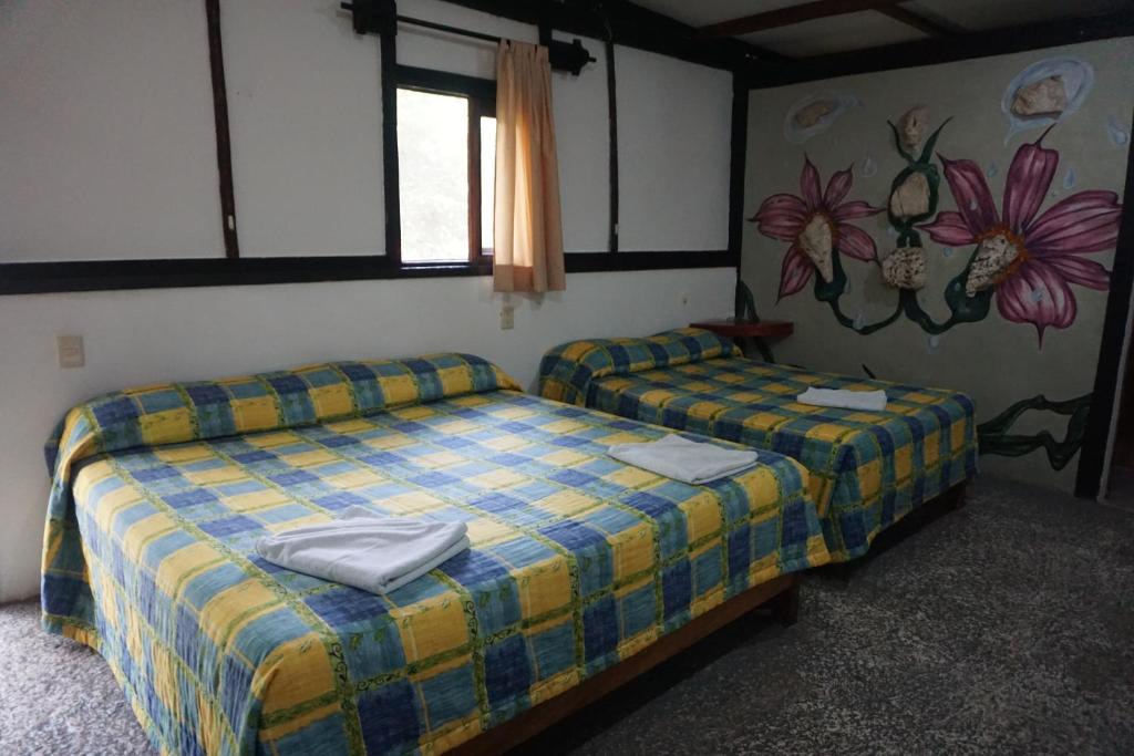 Postel nebo postele na pokoji v ubytování Hotel Cabañas Safari