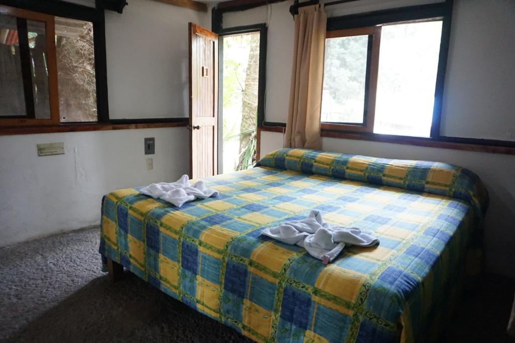 Postel nebo postele na pokoji v ubytování Hotel Cabañas Safari