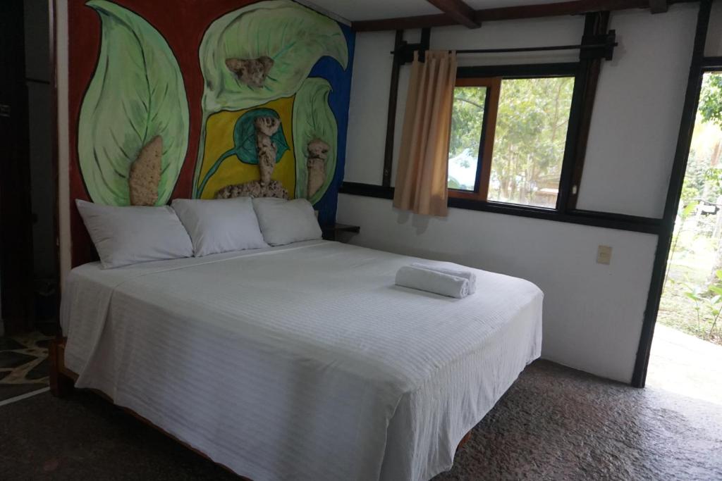 Postel nebo postele na pokoji v ubytování Hotel Cabañas Safari