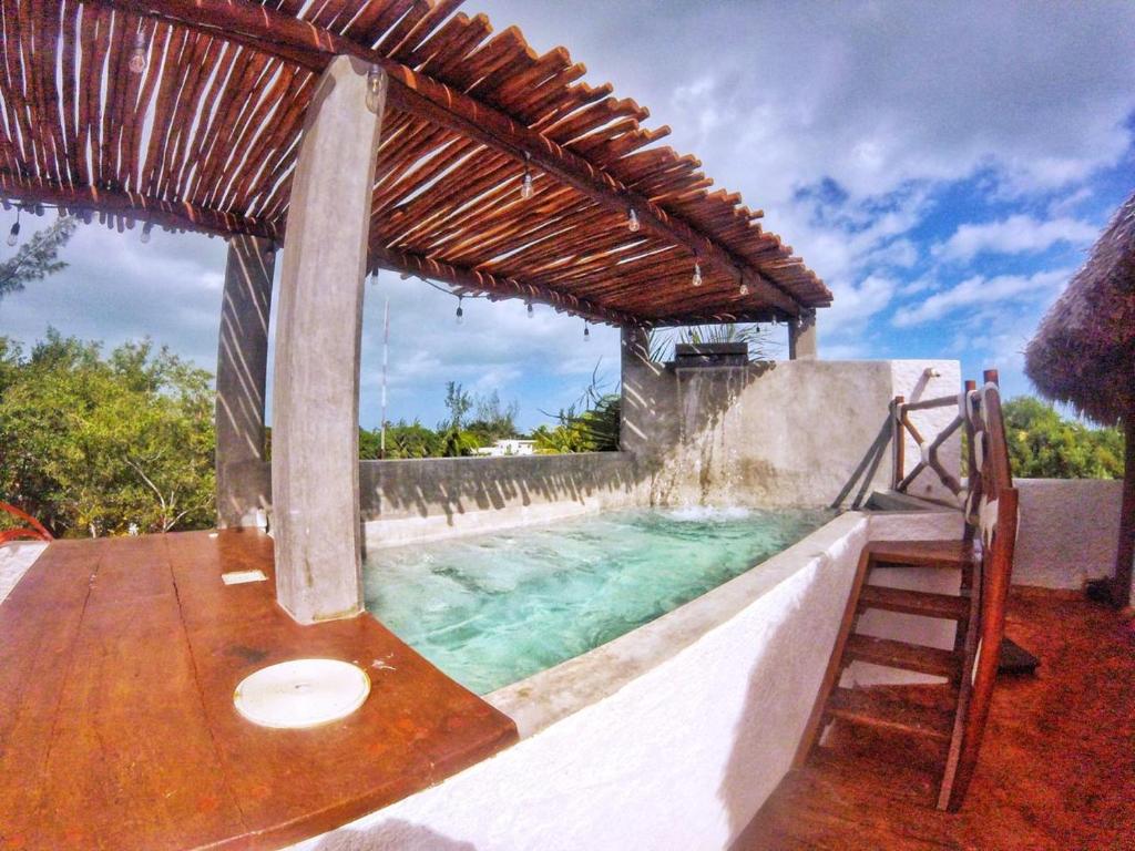 斯島的住宿－Casa Mech，一个带桌子和遮阳伞的室外游泳池
