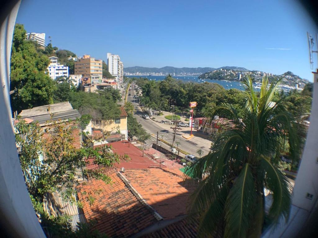 Blick auf eine Stadtstraße aus dem Fenster in der Unterkunft VILLA COSTERA HOTEL BOUTIQUE in Acapulco