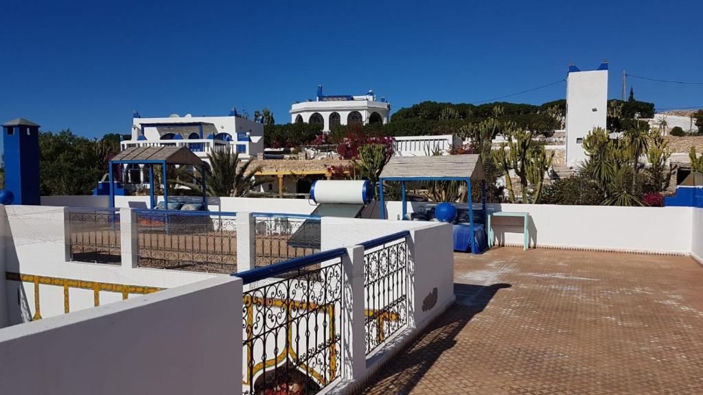 un balcone di una casa con una recinzione bianca di L'Air De La Mer a Sidi Kaouki