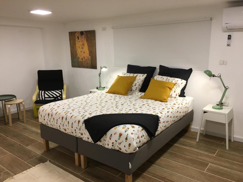 - une chambre avec un lit et des oreillers jaunes dans l'établissement Hassan Guesthouse, à Nazareth