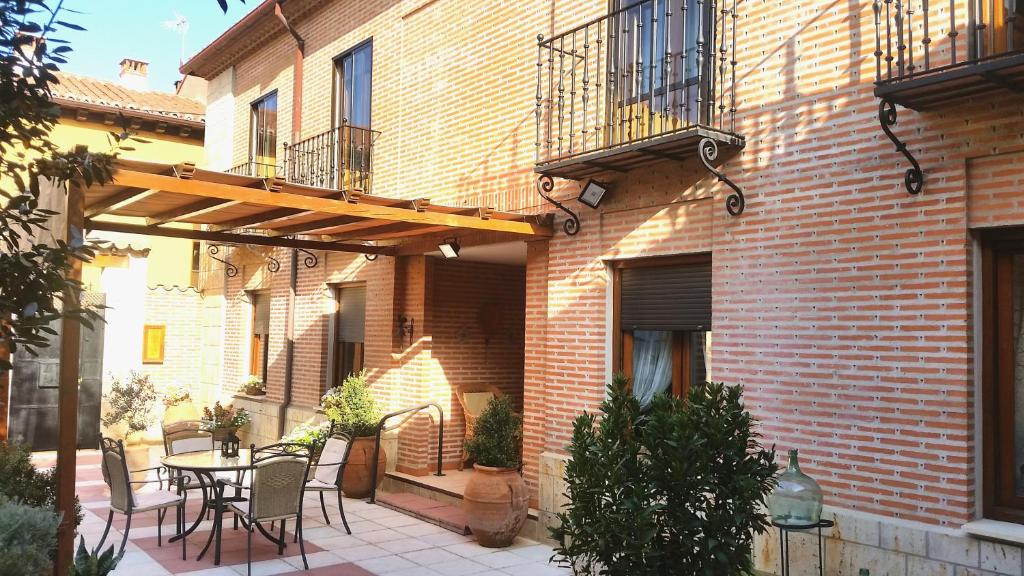 a patio with a table and chairs in front of a building at Apartamento céntrico "Casa Belinda" in Toro