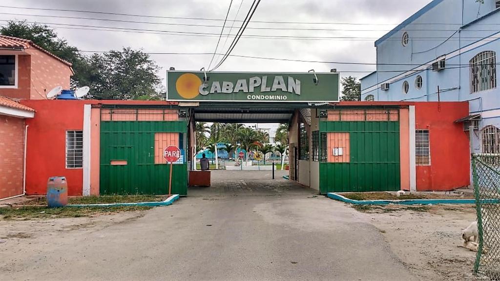 una entrada a un edificio con un garaje verde en Puerto Esperanza - Cabaplan, en Tonsupa
