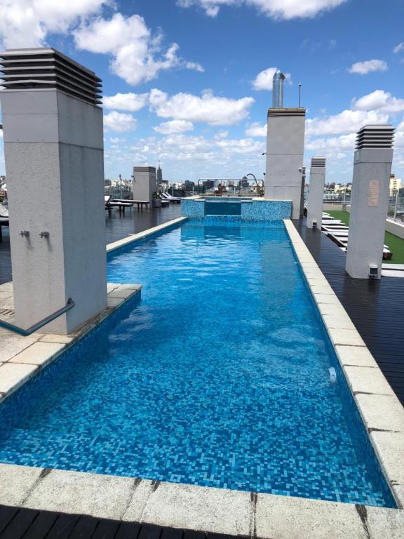 una piscina en la azotea de un edificio en Live Hotel Apartments Palermo Hollywood - 1 Dormitorio en Buenos Aires