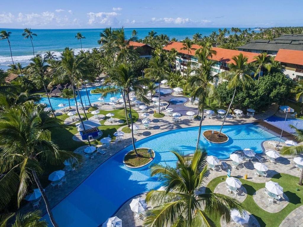 una vista aérea de un complejo con piscina y océano en Porto Beach Resort - Marulhos, en Porto de Galinhas