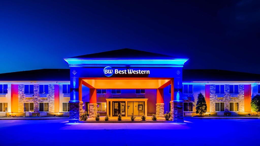 un meilleur bâtiment occidental la nuit avec des lumières bleues dans l'établissement Best Western Kenosha Inn, à Broken Arrow