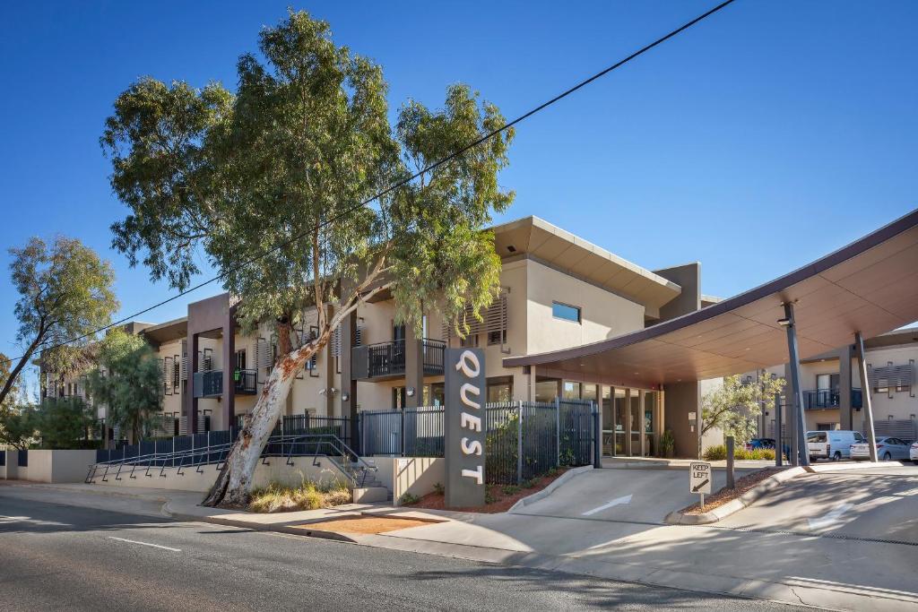 eine Darstellung der Außenseite eines Apartmentgebäudes in der Unterkunft Quest Alice Springs in Alice Springs