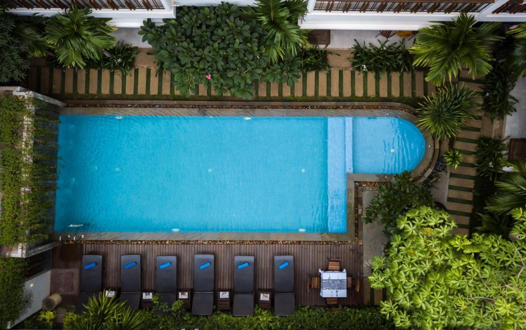 uma vista superior de uma piscina num resort em Indra Angkor Residence em Siem Reap