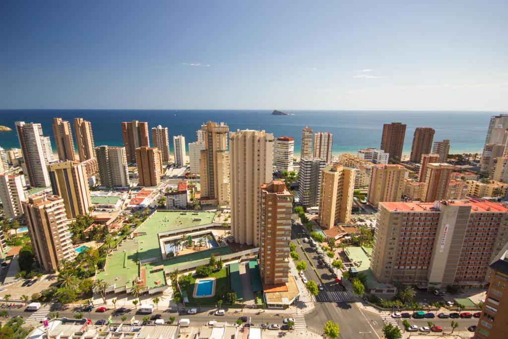 una vista aerea di una città con edifici e l'oceano di Gemelos 20 - Beninter All Inclusive a Benidorm