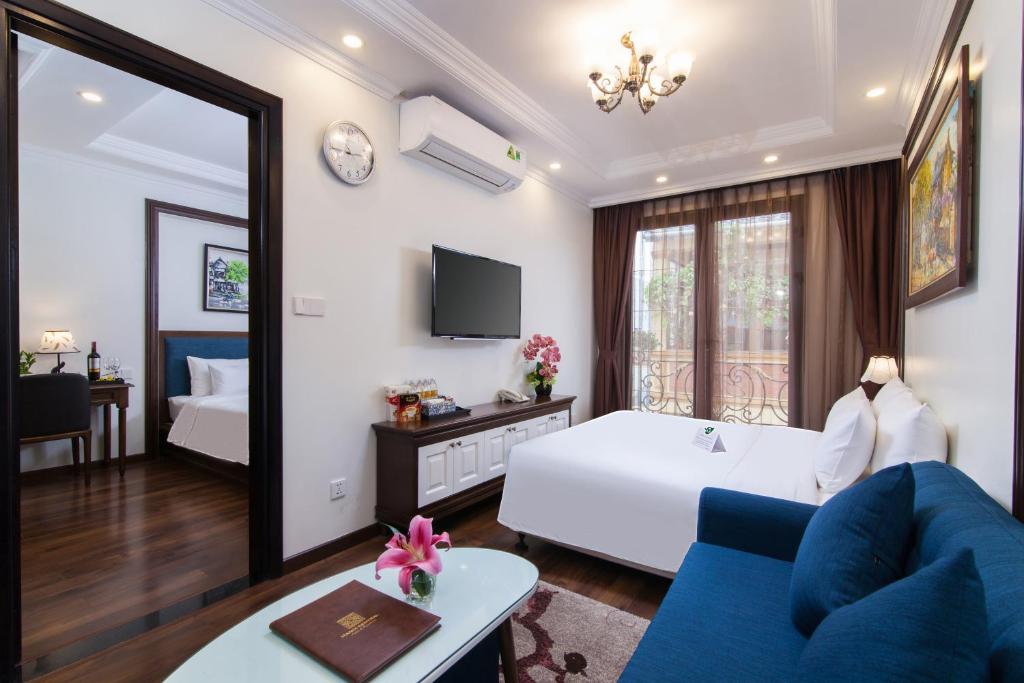 Postel nebo postele na pokoji v ubytování Hanoi Central Hotel & Residences