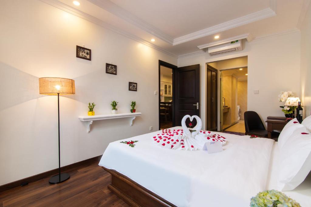 Postel nebo postele na pokoji v ubytování Hanoi Central Hotel & Residences